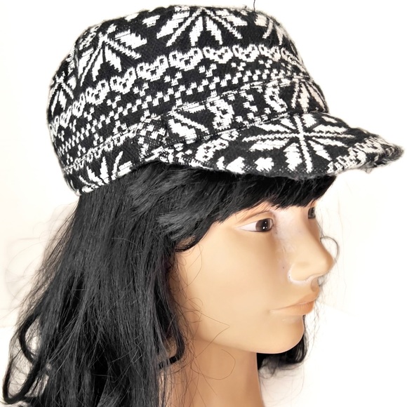 Angela & William Nordic-Print Cadet/Newsboy Cap/Winter Cabbie Hat in Black/Cream - Picture 4 of 11